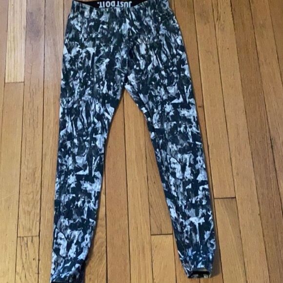 Nike Leggings  - Picture 1 of 4